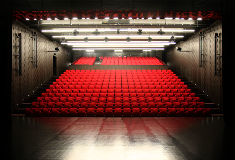 Les gradins de la salle de spectacle.