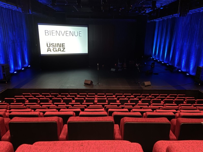 La scène de la salle de spectacle.