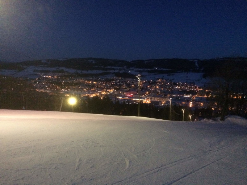 Une piste de nuit avec les lumières de la ville la Chaux-de-Fonds