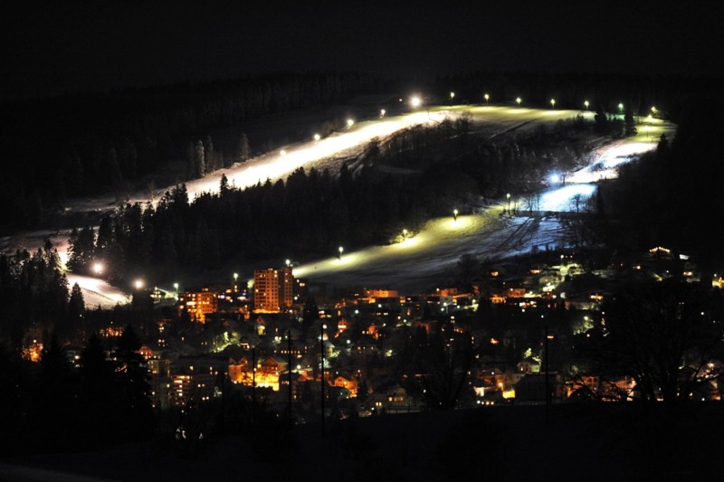 Les pistes éclairées se terminent dans la ville de la Chaux-de-Fonds