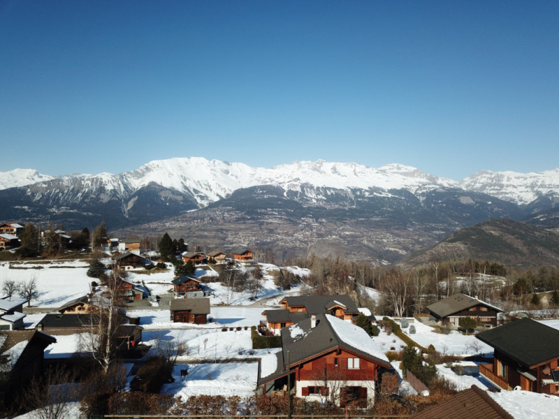 La station de ski de Nax avec la vue sur le versant nord de la vallée du Rhône