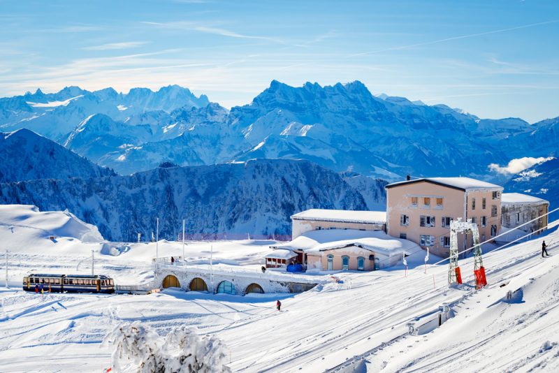 Le train monte aux rochers-de-Naye même en hiver où il est possible de skier.