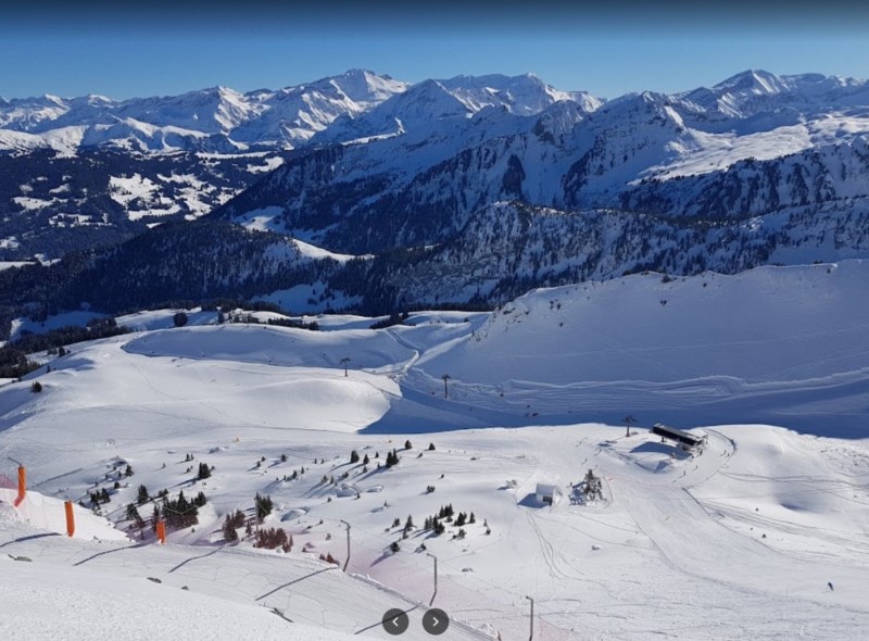 La vue sur le domaine skiable de Rougemont.