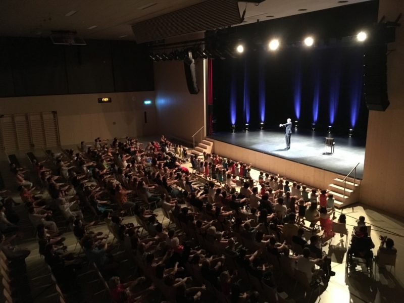 La scène de la salle de spectacle.