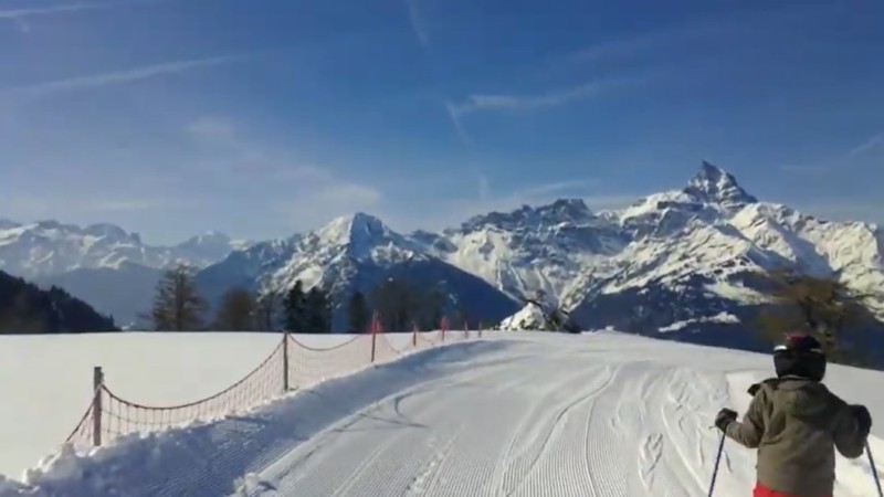 Très jolie vue sur le flanc ouest des Alpes le long de la vallée du Rhône