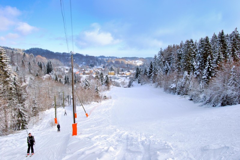 Une piste de ski avec le village de St-Cergue en arrière-plan