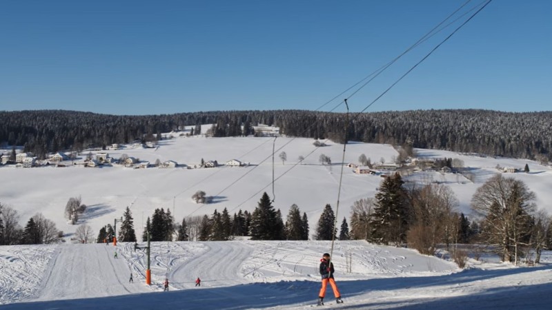 Les deux pistes de ski le long du téléski.