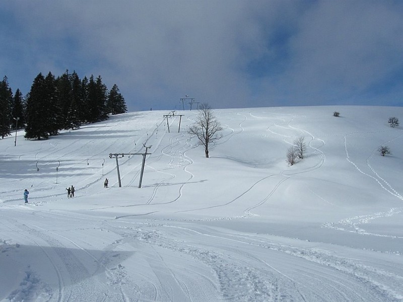 La piste de ski avec le remonte-pente.