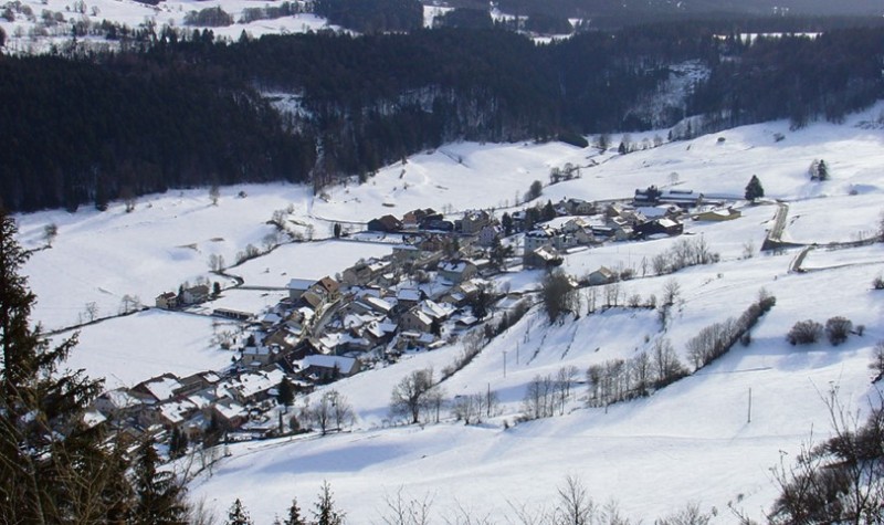 Le village de Vaulion sous la neige.