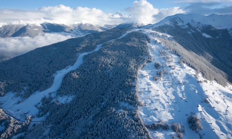 Le domaine skiable de Veysonnaz avec, sur la gauche, la fameuse piste de l'Ours.