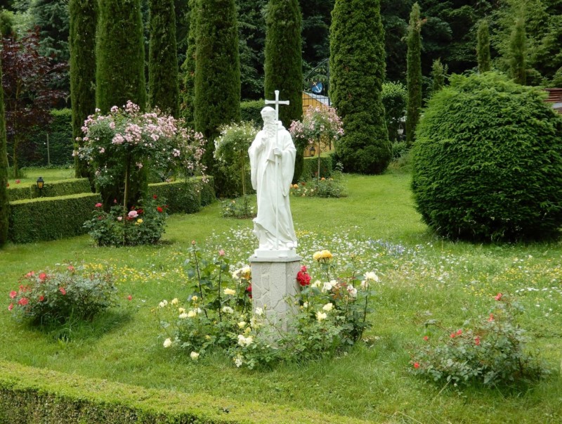 La statue de Saint-Benoît dans les jardins de l'Abbaye