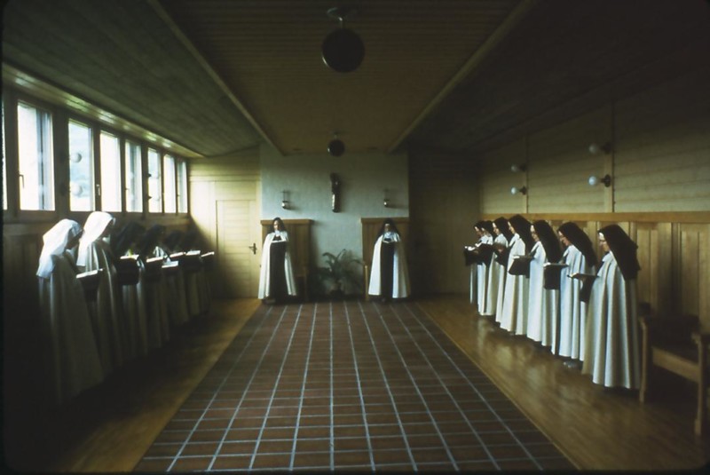 L'intérieur du monastère lors d'une prière.