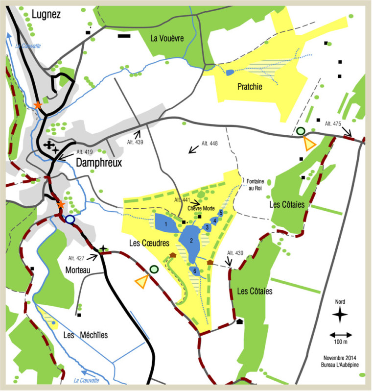 Une image montrant les étangs de Dampreux avec l'étang des Coeuvres (2). Les triangles orange accompagnés de points verts indiquent les buttes d'observation. Les traitillés rouges font référence aux chemins pédestres.