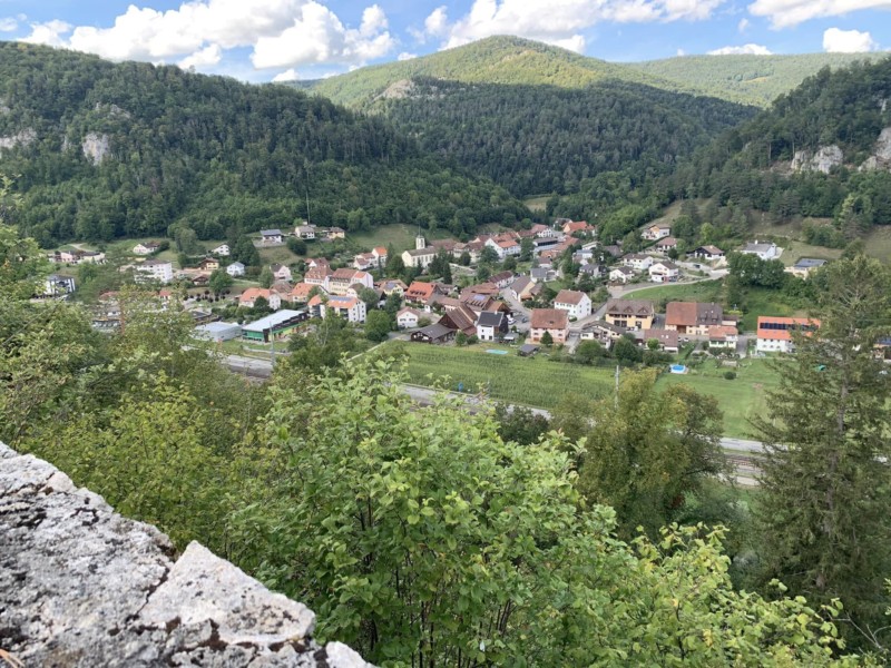 La vue sur le village de Soyhières depuis le château.