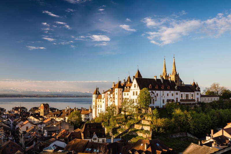 Le château de Neuchâtel et la collégiale dont on voit les pointes des deux tours. Photo : j3l.ch