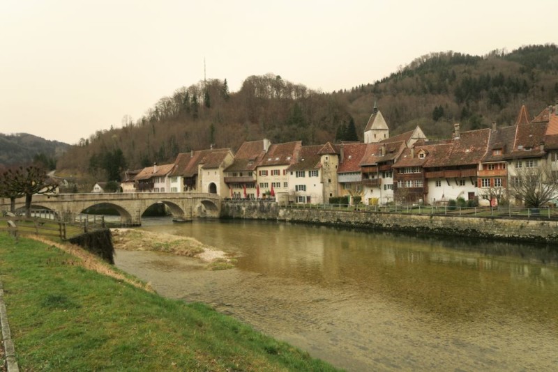 Le clocher de la collégiale avec la vieille ville et la rivière le Doubs