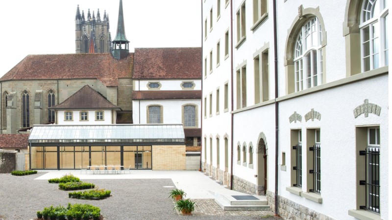 Le couvent sur la droite en blanc. L'église des Cordeliers au milieu