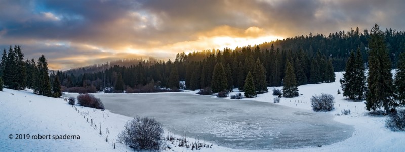 L'étang gelé en hiver.