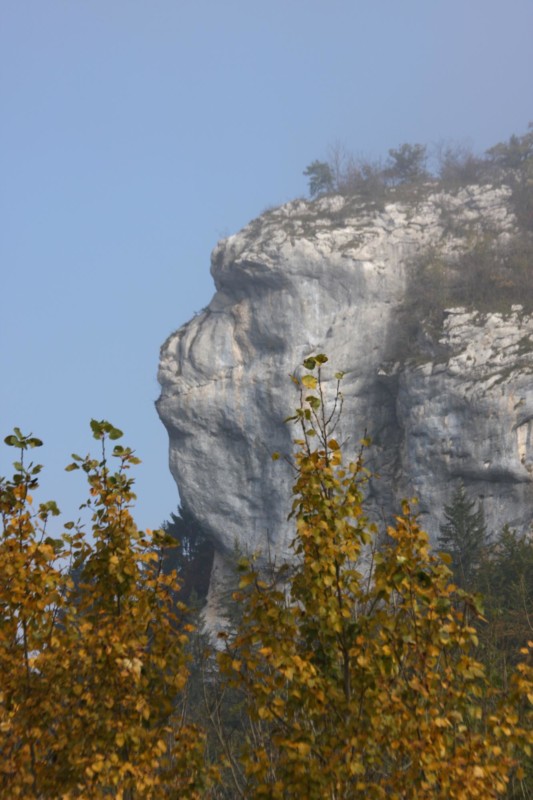 Le rocher du Singe surplombant Goumois.