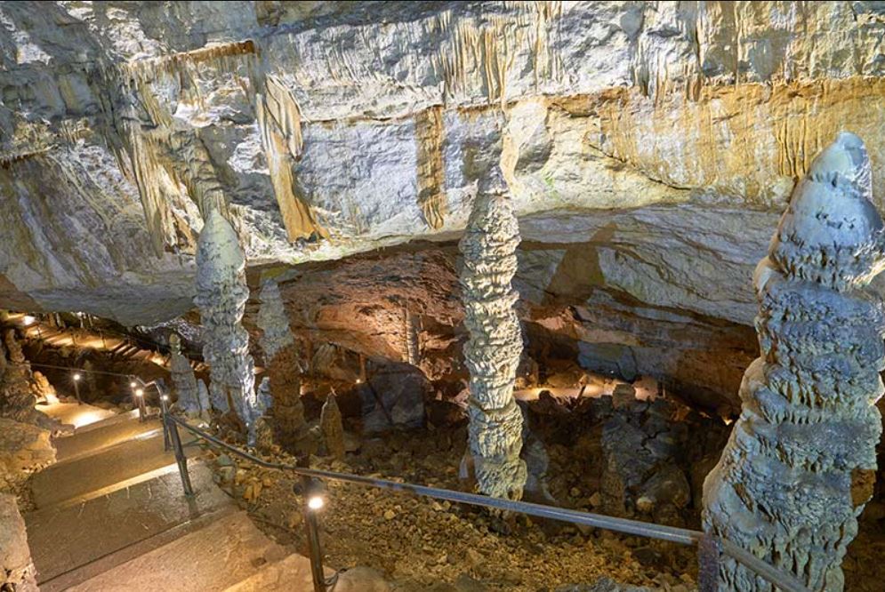 Des imprésionnantes stalagmites dans les grottes de Réclère