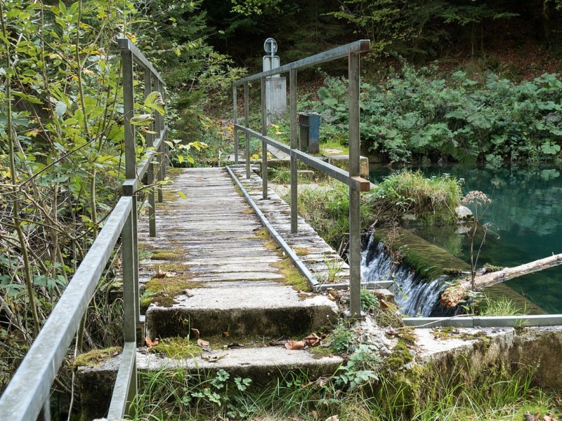 La passerelle sur le barrage qui forme le lac vert d'Undervelier