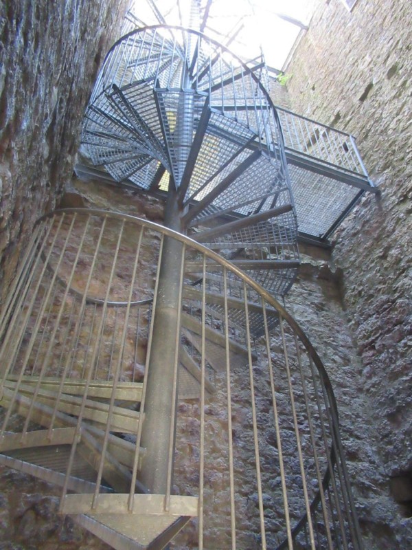 Les escaliers métalliques permettant de monter au sommet de la tour