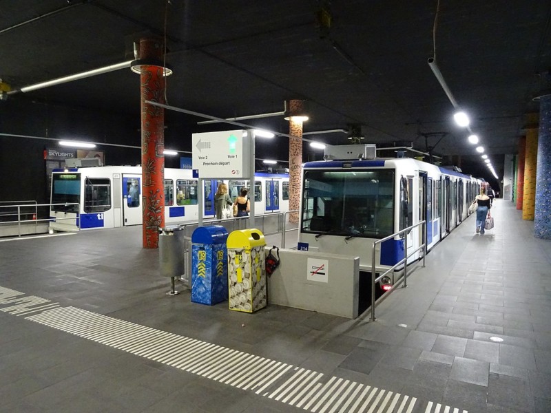 La gare souterraine du Flon, terminus du M1. Au même endroit se trouve le terminus du LEB ainsi qu'un arrêt du métro M2