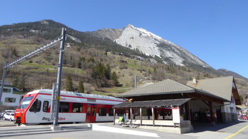 La gare d'Orsières avec un train aux couleurs de RegionAlps