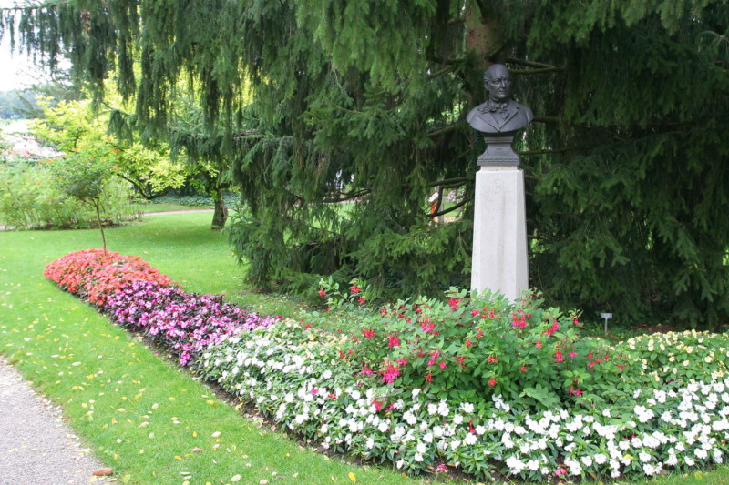 Une statue de Xavier Stockmar (1797 - 1864) dans le parc. Stockmar était un homme politique et patriote jurassien.