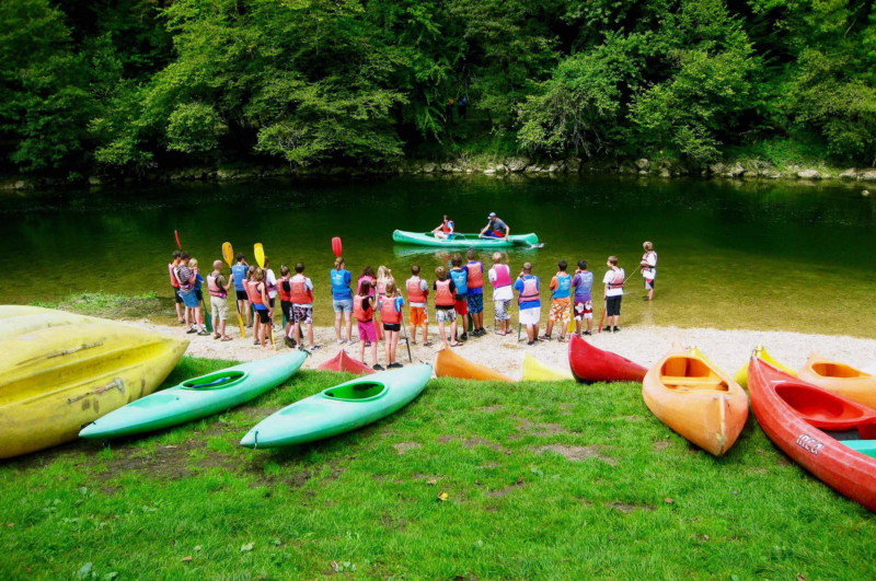 Des informations données avant une descente en canoë-kayak