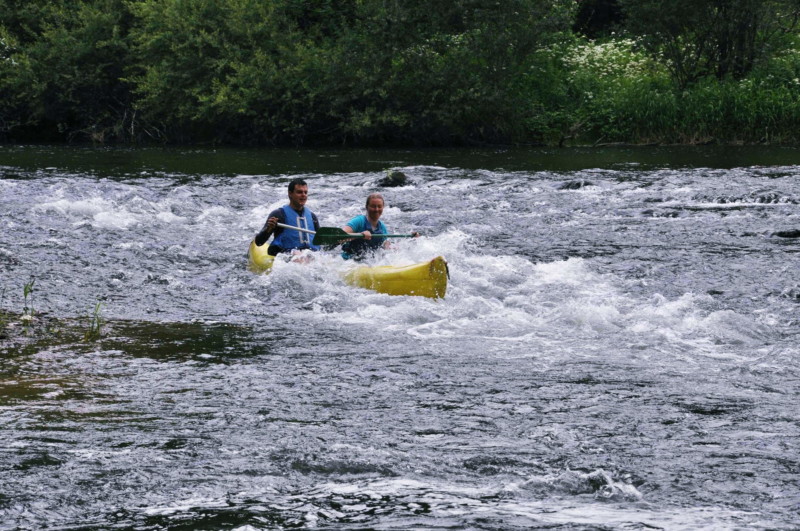 Un kayak dans des rapides