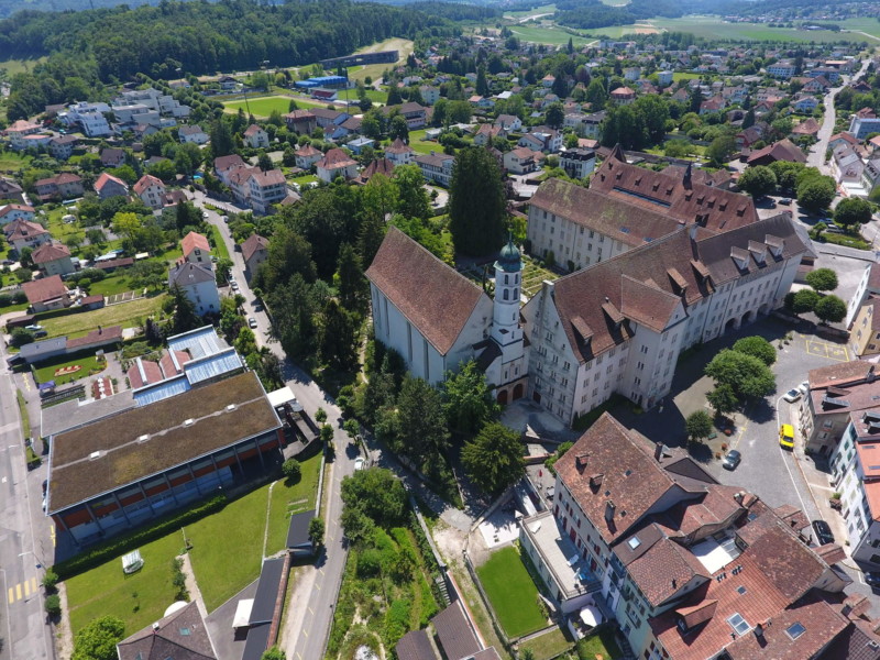 Le lycée cantonal de Porrentruy. L'église Jésuite se trouve au milieu de la photo et le Photo Facebook
