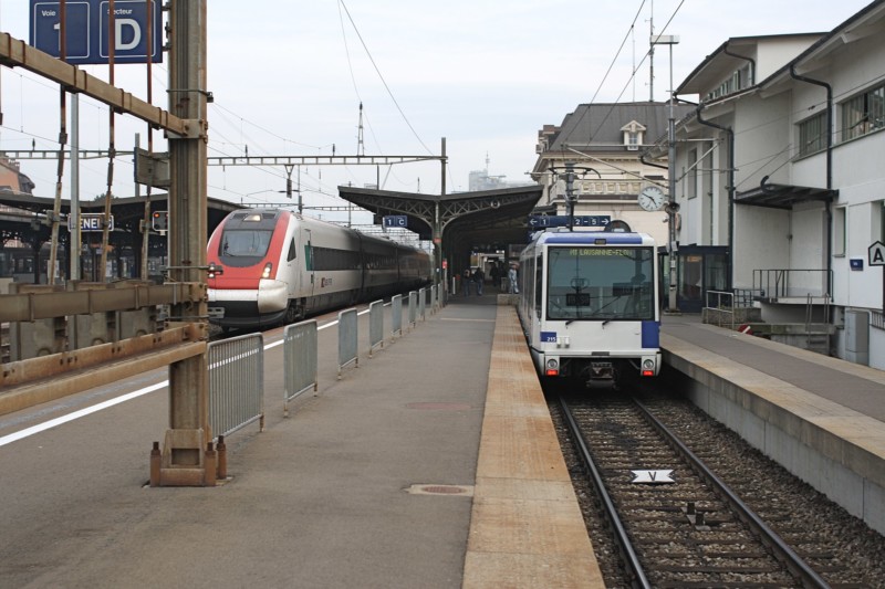 Le métro M1 en gare de Renens sur la droite avec, sur la gauche, un train des CFF