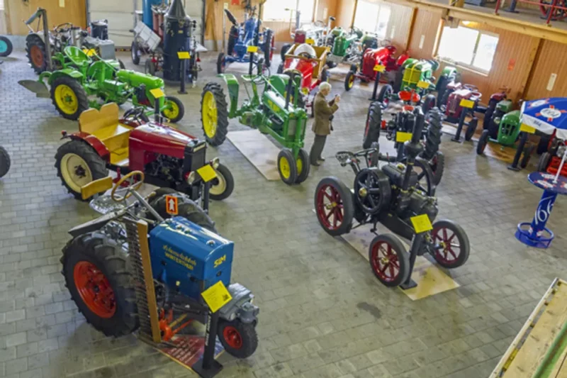 Les tracteurs exposés dans le musée