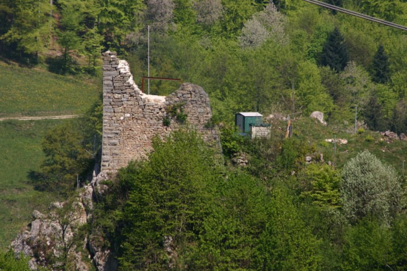 Le château d'Asuel à presque complètement disparu à l'exception des restes de son donjon