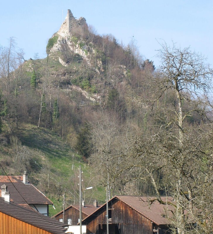 Le donjon du château qui dominait le village