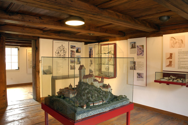 L'intérieur du musée avec la maquette repésentant l'ancien château d'Asuel