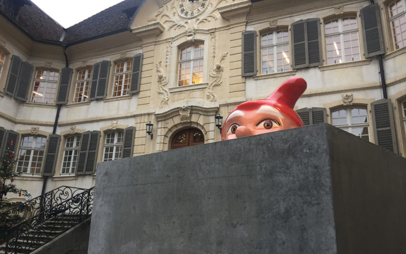 Le nain du musée le Pire dans son bloc de béton devant l'Hôtel-Dieu de Porrentruy. musée du pire, plonk et replonk. porrentruy.