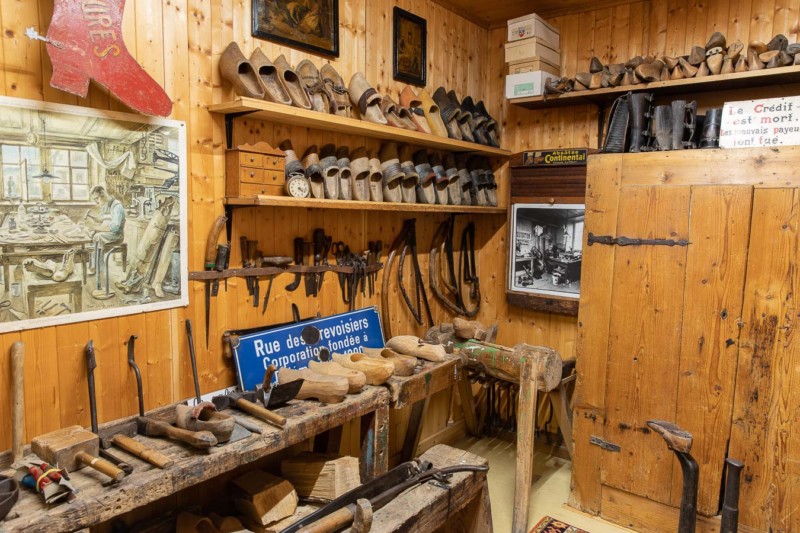 Les outils utilisés pour la fabrication des sabots en bois