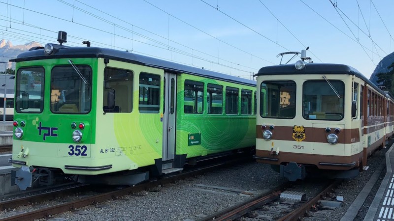 Deux trains aux nouvelles et anciennes couleurs
