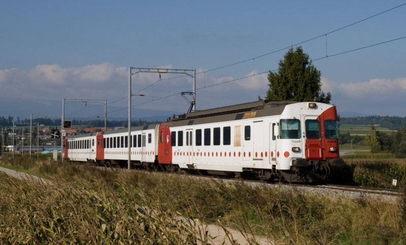 Un train des TPG entre Sugiez et Ins.