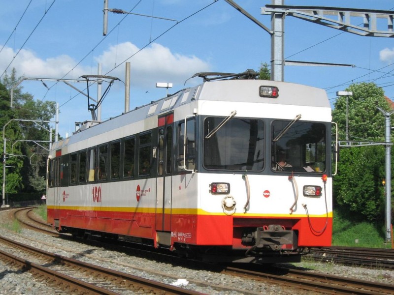 Le train aux couleurs de l'ancienne compagnie TRN (Transport Région Neuchâteloise)