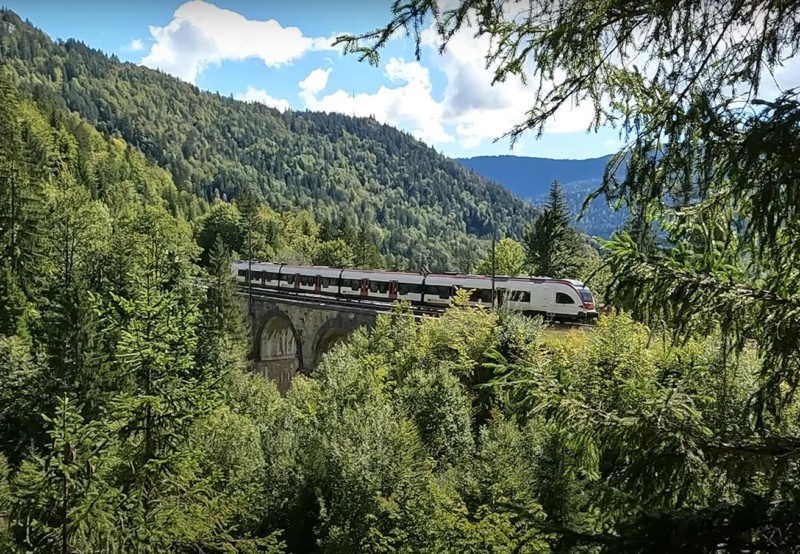 Le train dans la région du Val-de-Travers.