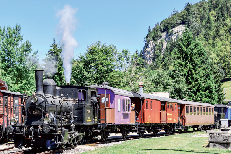 Un train à vapeur parcourant la vallée de Joux