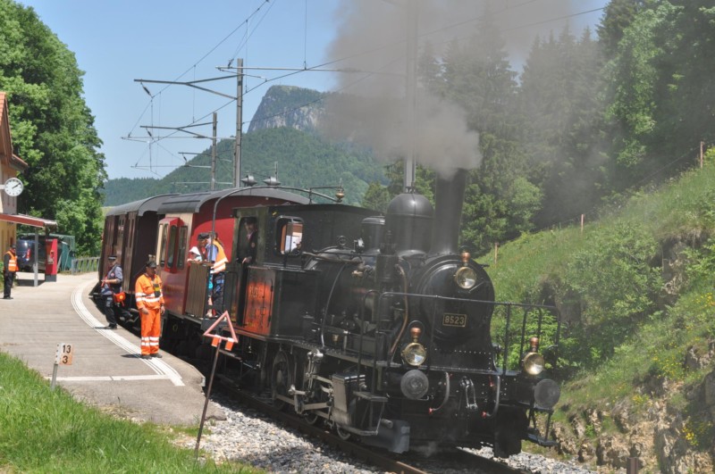 Un train à vapeur parcourant la vallée de Joux
