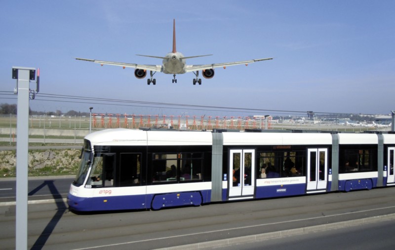 Un tram passant juste devant le bout de piste de l'aéroport de Genève