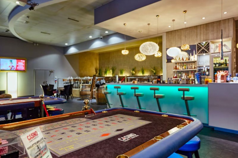 Une table de jeux avec le bar. casino crans-montana.