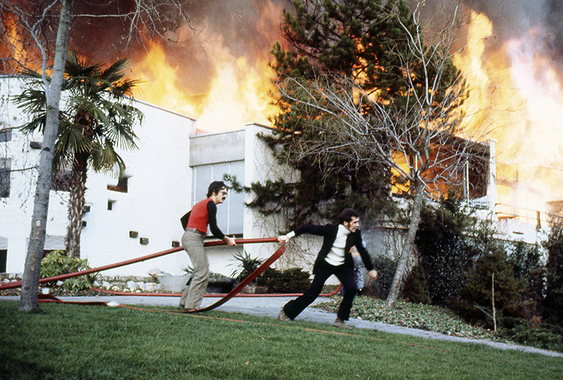 Incroyable photo de l'incendie du casino avec… Claude Nobs sur la gauche maniant une lance à eau. Photo : nationalmuseum.ch Alain Bettex
