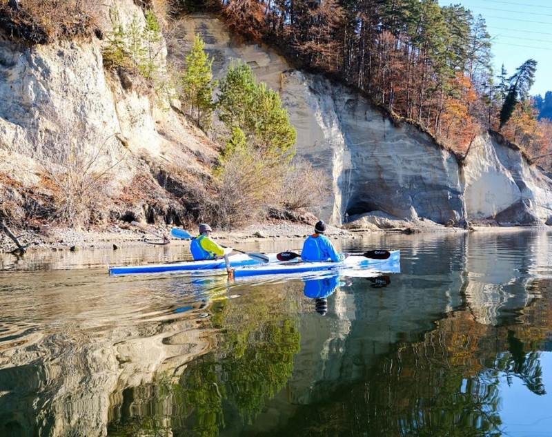 Des kayaks le long de parois rocheuses au nord du lac de la Gruyère