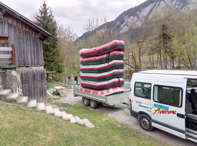 Le départ des rafts vers l'amont de la Sarine dans l'Oberland bernois.
